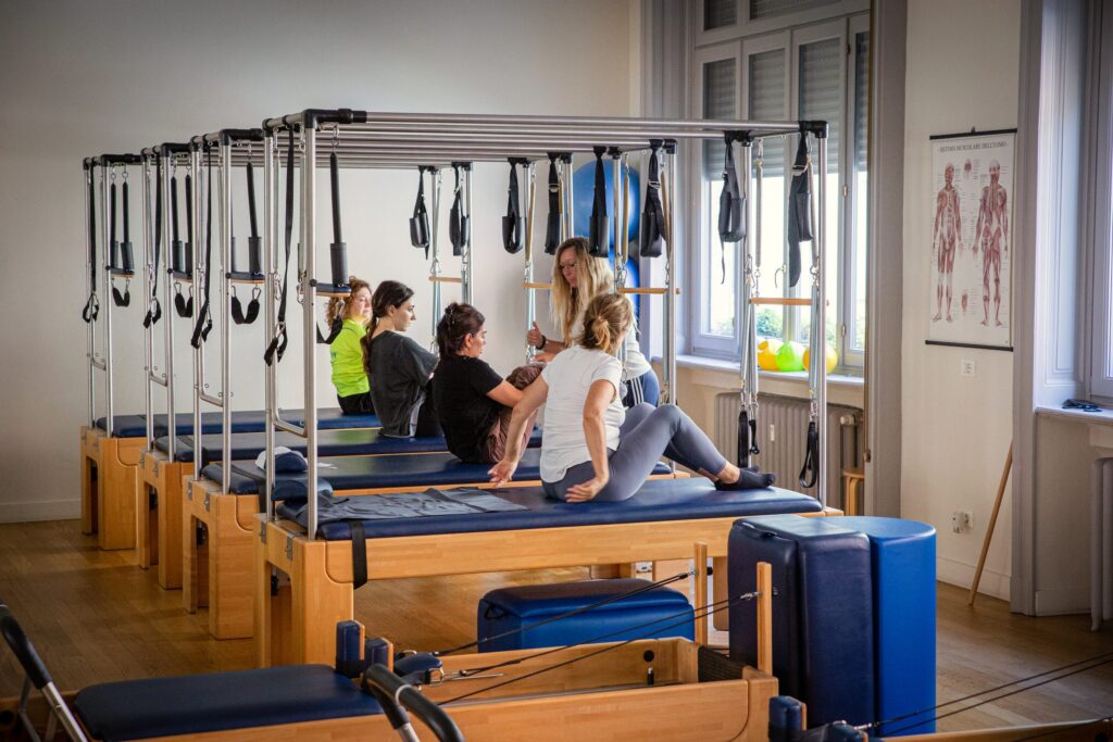 Lezione di gruppo sulle Cadillac nella sala pilates al Centro Onze, via Parini 16, Milano