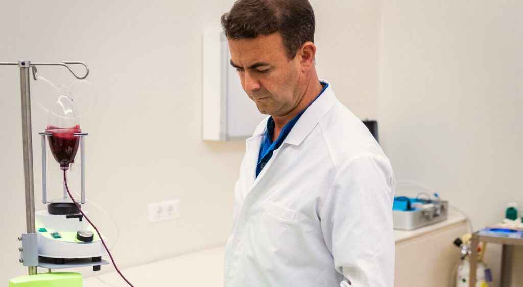 Il dott. Tavera durante una terapia endovenosa al Centro Onze di Milano