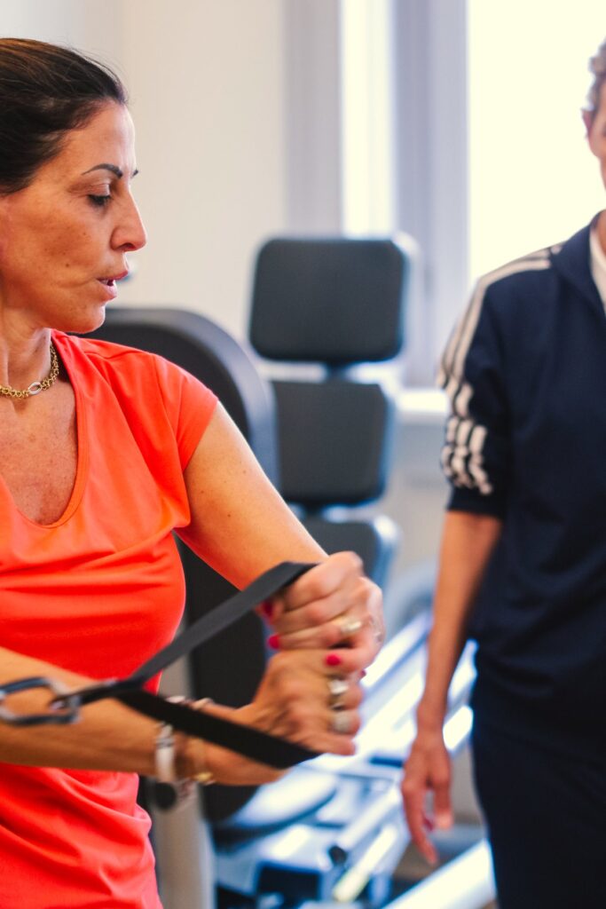 Allenamento funzionale con l’elastico seguito dalla trainer al Centro Onze