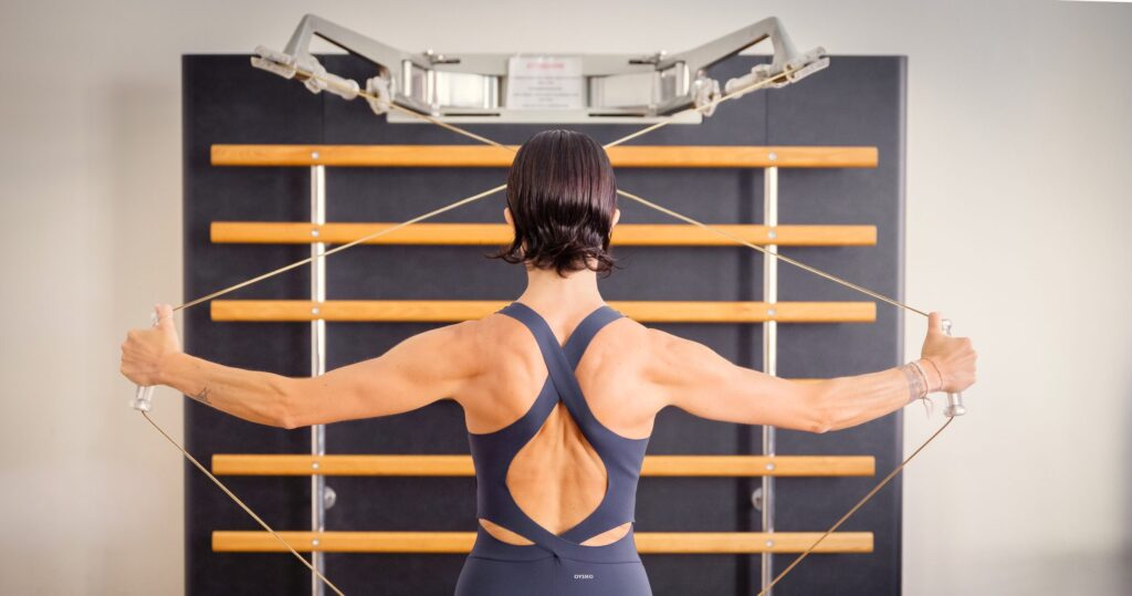 Allenamento alla spalliera con gli elastici nella palestra del Centro Onze a Milano